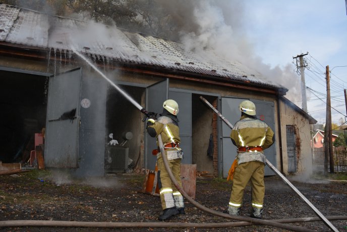 В Ужгороді горіли гаражні приміщення – 05