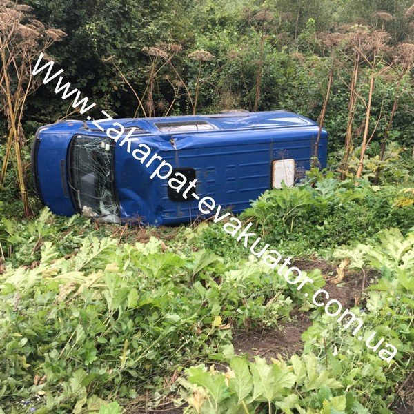 Моторошна ДТП: мікроавтобус виїхав на зустрічну смугу, де рухався евакуатор – 05