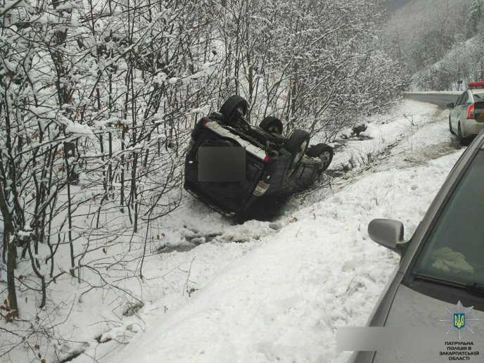 Патрульні показали фото ДТП, в якій перекинувся позашляховик – 01