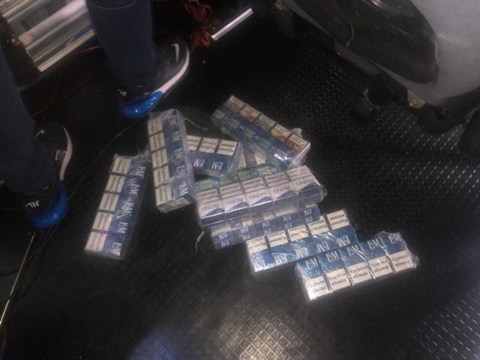 Через контрабандні сигарети хлопець втратив мікроавтобус – 02