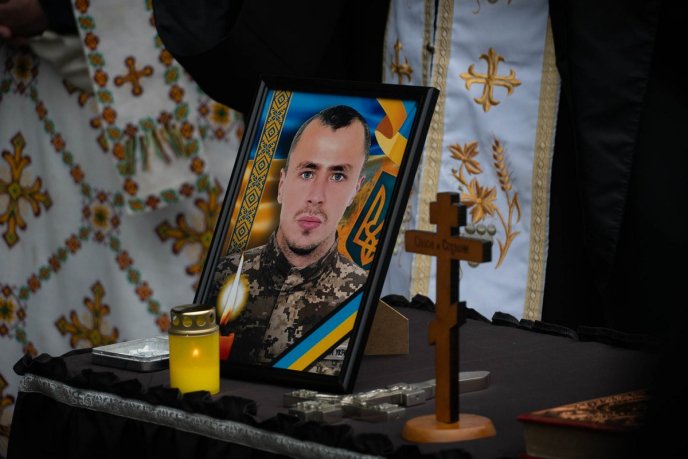 Отримав важке поранення: в Ужгороді поховали молодого Героя – 07