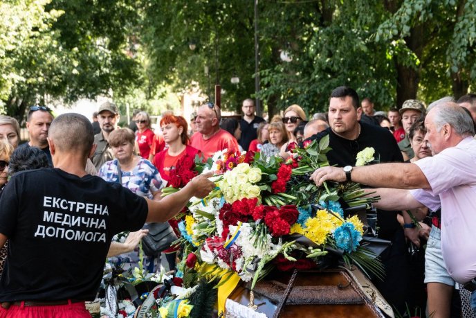 В Ужгороді попрощались із Героєм, який загинув взимку цього року – 05 В Ужгороді попрощались із Героєм, який загинув взимку цього року – 05