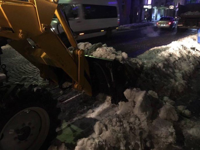 Мукачівські комунальники цілу ніч розчищали вулиці від снігу – 02