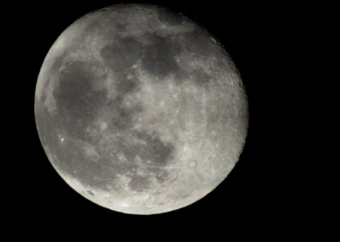 У мережі милуються фотографіями місяця, які зроблені цієї ночі у Мукачеві – 02