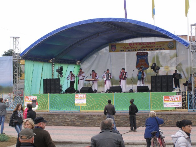 У Хусті пройшов фестиваль меду і вина «Срібні джерела» – 06