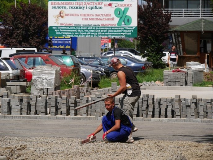 В Ужгороді облаштовують внутрішньоквартальні території  – 03