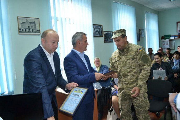 У Тячеві до Дня міста нагородили учасників АТО – 03