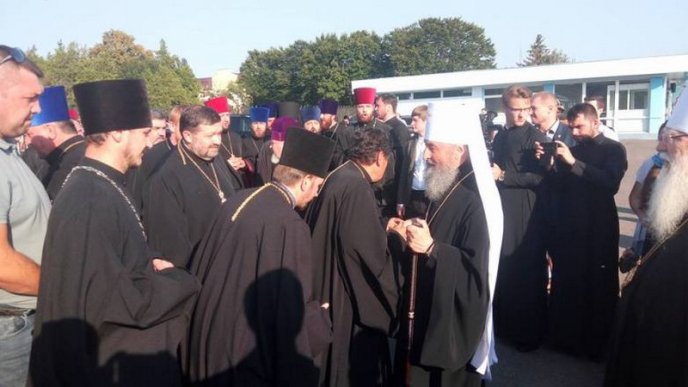 Як в аеропорту "Ужгород" предстоятеля УПЦ МП митрополита Онуфрія зустрічали  – 19