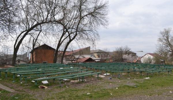 У Тячеві люди перетворили міський парк на стихійне сміттєзвалище (ФОТОФАКТ) – 01 У Тячеві люди перетворили міський парк на стихійне сміттєзвалище (ФОТОФАКТ) – 01