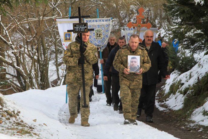 Продовжують воювати брат і батько: одна з громад Закарпаття попрощалася із Героєм – 07
