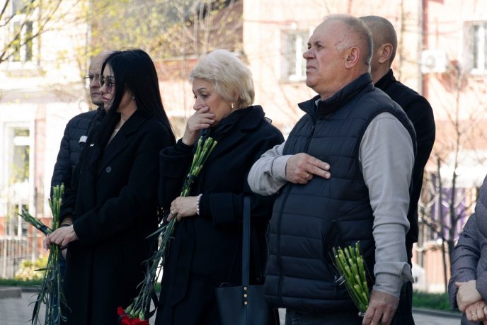 У Мукачеві прощалися з Героєм, який три роки був на передовій – 01