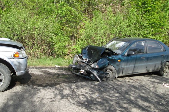 ДТП на Хустщині: водій зрізав поворот і зіткнувся із зустрічним авто – 01