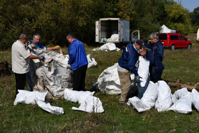 Пластикові пляшки і побутові відходи: закарпатцям показали, в якому стані одна з річок краю – 04 Пластикові пляшки і побутові відходи: закарпатцям показали, в якому стані одна з річок краю – 04