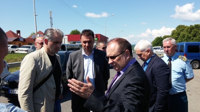 Голова облради Михайло Рівіс домовився з власниками іноземних авто про розблокування КПП «Ужгород» – 03 Голова облради Михайло Рівіс домовився з власниками іноземних авто про розблокування КПП «Ужгород» – 03