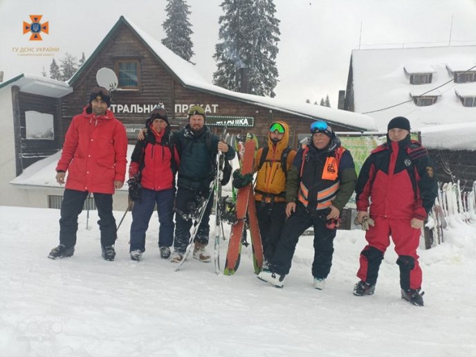 Рятувальники знайшли лижників, які заблукали в горах – 03