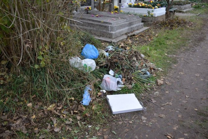 Гори сміття: як виглядає кладовище після Дня пам’яті – 11