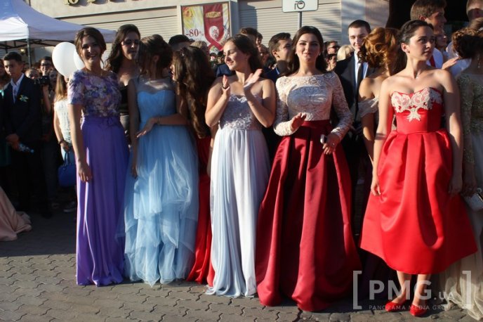 Мукачівські випускники станцювали прощальний вальс у центрі міста – 10