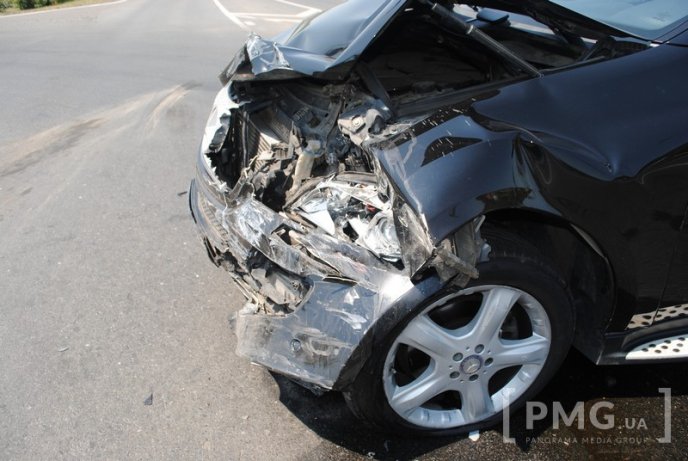 Біля поста ДАІ у Мукачеві джип зіткнувся з мікроавтобусом – 04