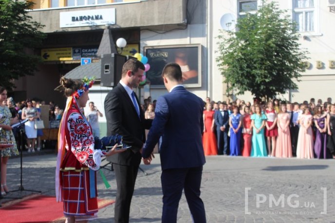 На центральній площі Мукачева проходить "Свято випускників – 2016"  – 21