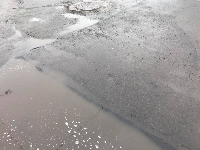 Люди вже сміються: в Ужгороді із початком дощу почали асфальтувати дорогу – 03