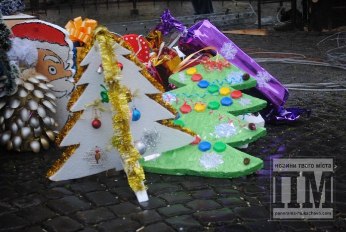 У Мукачеві повним ходом прикрашають ялинку (ФОТО) – 07