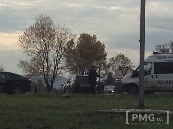 У Чинадієві біля ресторану "Козачок" обстріляли "Mercedes" місцевого жителя – 04