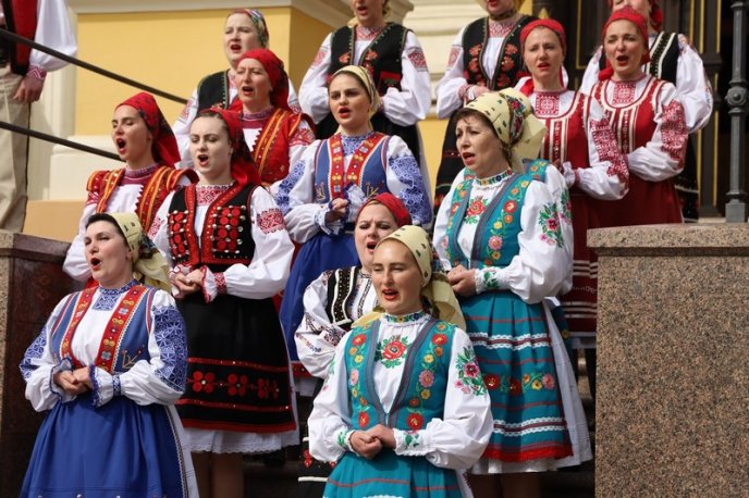 Урочиста хода і концерт: як в Ужгороді відзначали День вишиванки – 12