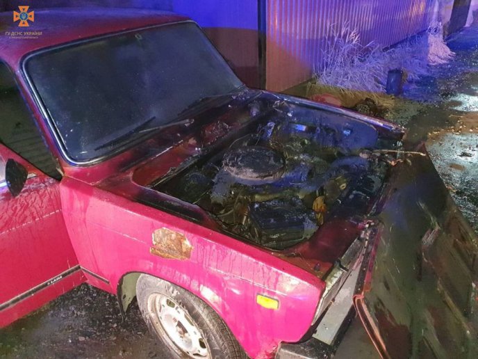 Рятувальники показали фото обгорілого автомобіля, який палав вчора ввечері – 01 Рятувальники показали фото обгорілого автомобіля, який палав вчора ввечері – 01