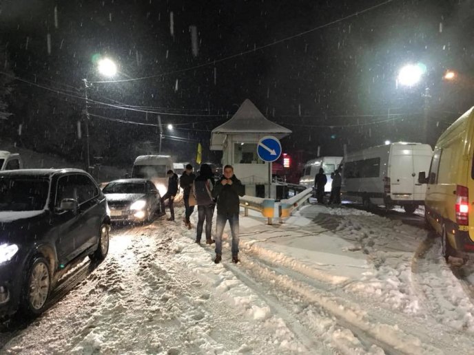 На перевалі через сильний снігопад кількасот автомобілів застягли в заторі  – 04