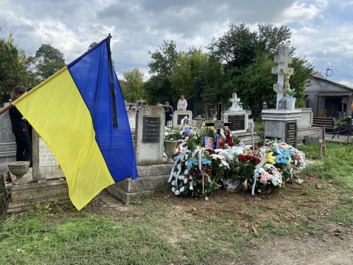 На Закарпатті, стоячи на колінах, проводжали в останню путь Героя – 10