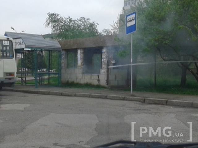 У мікрорайоні Росвигово в Мукачеві горить будівля біля кінцевої зупинки на Митрополита Володимира – 03 У мікрорайоні Росвигово в Мукачеві горить будівля біля кінцевої зупинки на Митрополита Володимира – 03