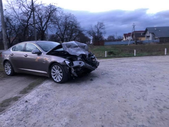 На в’їзді в Ужгород сталась ДТП за участі "Ягуара" – 03 На в’їзді в Ужгород сталась ДТП за участі "Ягуара" – 03