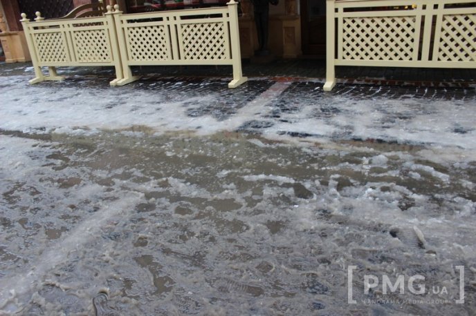 Одна з центральних вулиць Мукачева перетворилась на суцільну калюжу – 20