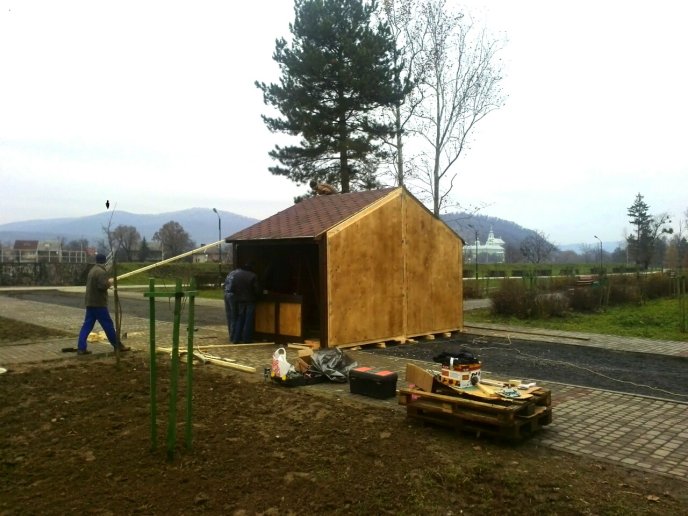 У Мукачеві почали монтувати будиночки для фестивалю "Червене вино" – 01