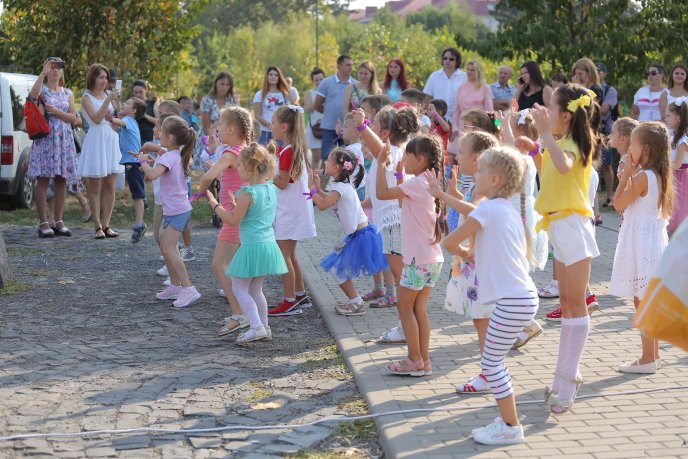 Свято першокласника по-мукачівськи: фотозвіт із парку – 05 Свято першокласника по-мукачівськи: фотозвіт із парку – 05