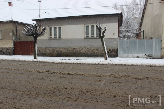 Сніговий сюрприз під кінець зими: "реакція" мукачівських комунальників містян не здивувала – 02 Сніговий сюрприз під кінець зими: "реакція" мукачівських комунальників містян не здивувала – 02