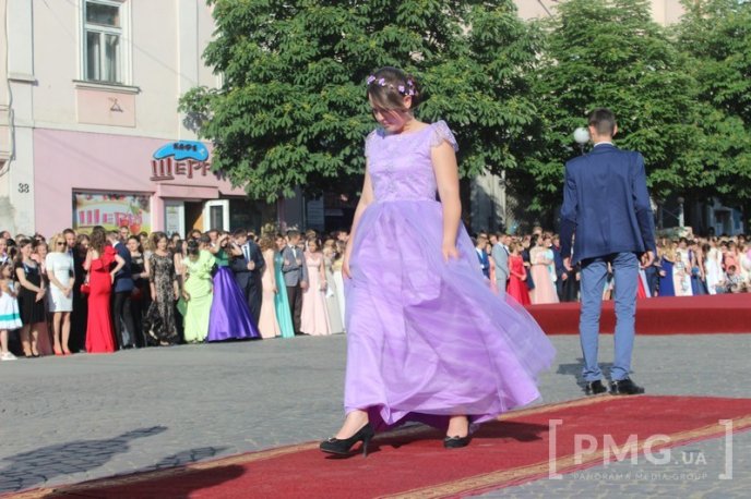 На центральній площі Мукачева проходить "Свято випускників – 2016"  – 25