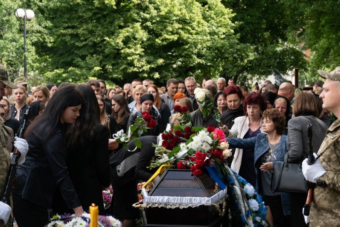 У захисника залишилися мама і кохана дівчина: в Ужгороді поховали молодого Героя – 09