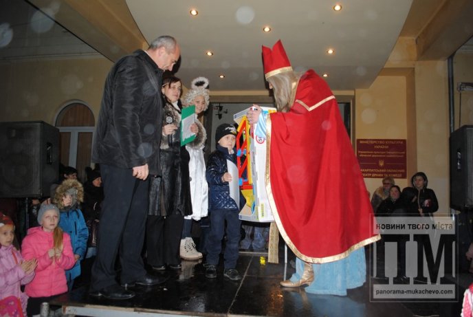 У Мукачеві святковими вогнями запалили головну новорічну красуню міста (ФОТОРЕПОРТАЖ) – 18 У Мукачеві святковими вогнями запалили головну новорічну красуню міста (ФОТОРЕПОРТАЖ) – 18