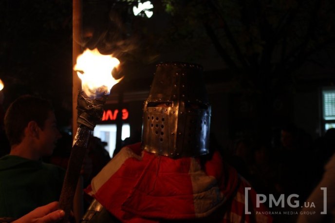 Яскраве святкування Дня святого Мартина у Мукачеві: парад ліхтариків, лицарські бої та вогняне шоу – 22 Яскраве святкування Дня святого Мартина у Мукачеві: парад ліхтариків, лицарські бої та вогняне шоу – 22
