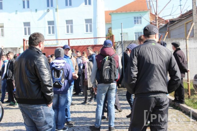 Протести у центрі Мукачева: сутички, заблокована ратуша та крики "Ганьба" в адрес мера – 33