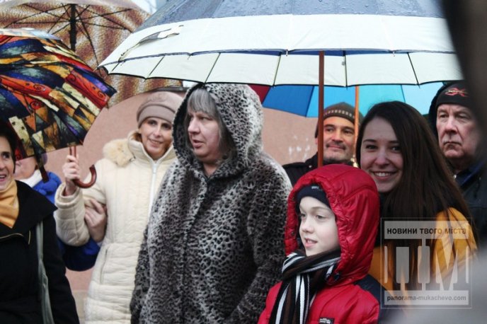 Мукачівці намагались розгадати секрет невідомого пам’ятника на вулиці Пушкіна (ФОТОРЕПОРТАЖ) – 01