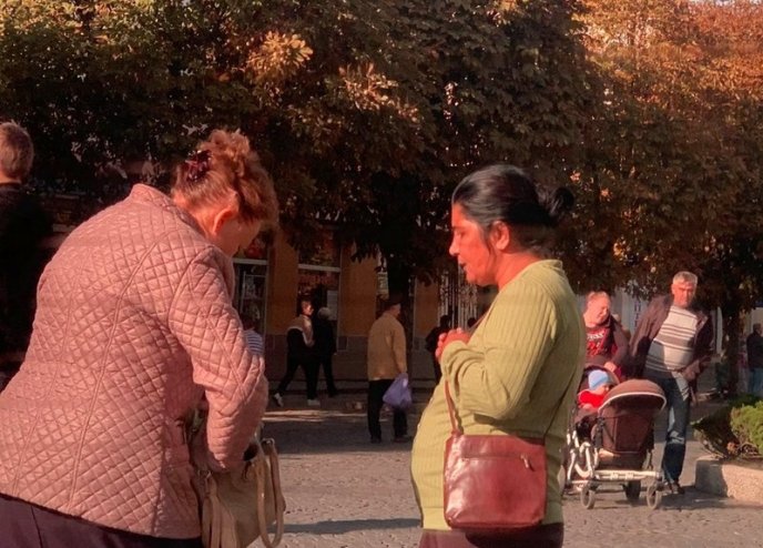 У центрі Мукачева жінки виманюють гроші у людей, – ЗМІ – 04