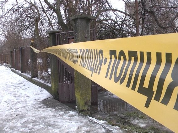 Двоє хлопців зв’язали бабусю, побили її та пограбували. Старенька померла – 02