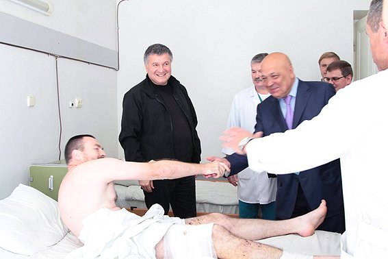 Міністр внутрішніх справ вручив пораненим під час стрілянини правоохоронцям почесні відзнаки – 04 Міністр внутрішніх справ вручив пораненим під час стрілянини правоохоронцям почесні відзнаки – 04