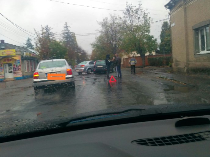 Два автомобілі не розминулись – 02