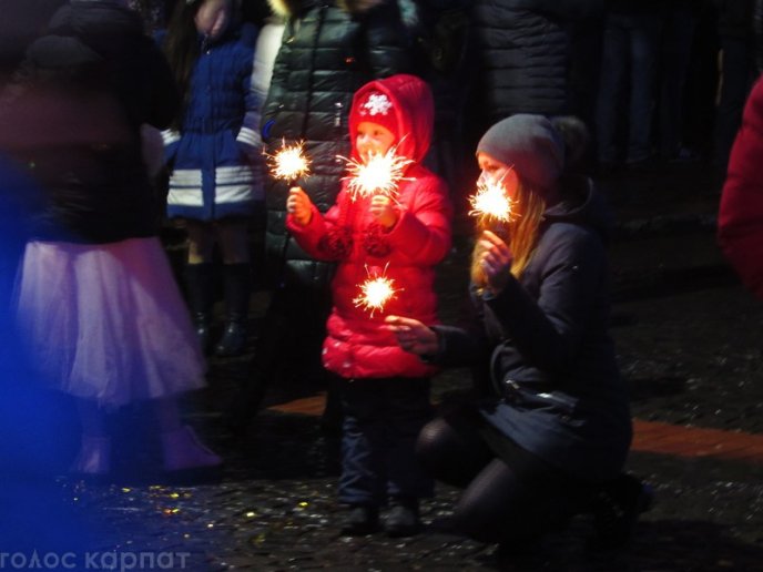 Зустріч Нового року в Мукачеві: бенгальські вогні, шампанське та феєрверк – 08