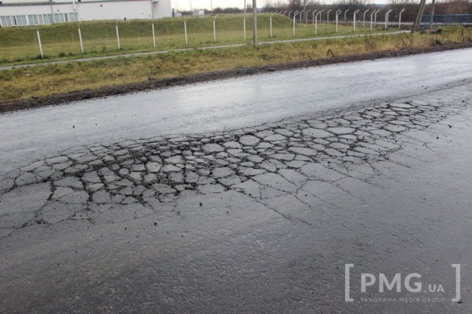 На першому шарі асфальту на Пряшівській-об’їзній у Мукачеві з’явились тріщини – 04