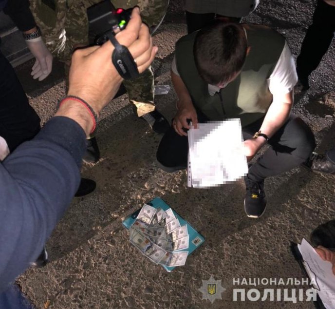 Прикордонник вимагав 1000 доларів хабаря – 03