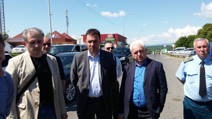 Голова облради Михайло Рівіс домовився з власниками іноземних авто про розблокування КПП «Ужгород» – 04 Голова облради Михайло Рівіс домовився з власниками іноземних авто про розблокування КПП «Ужгород» – 04